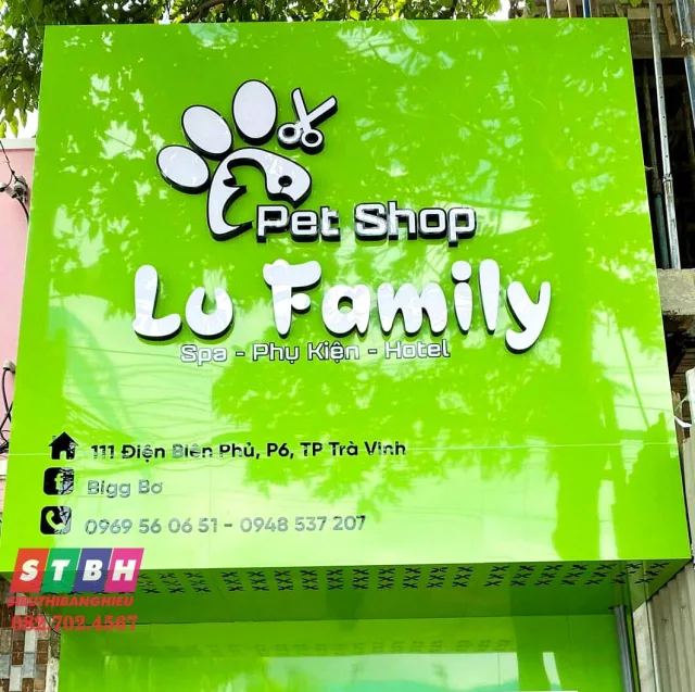 Bảng hiệu Alu bóng bắt sáng mạnh trên mặt tiền cửa hàng