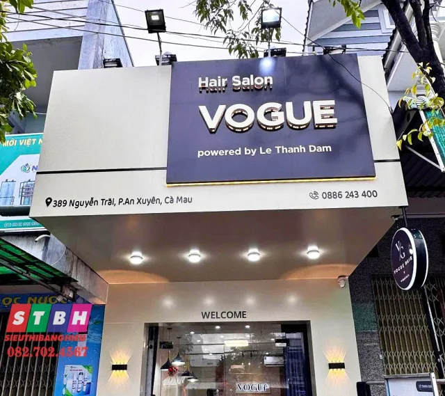 Bảng hiệu alu nền xám phối chữ nổi inox sáng bóng, tạo điểm nhấn chuyên nghiệp cho showroom