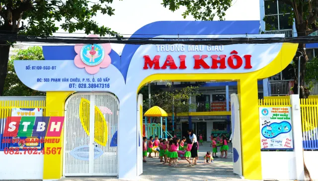 Bảng hiệu trường học hiện đại, tông màu sáng nhẹ nhàng và thân thiện