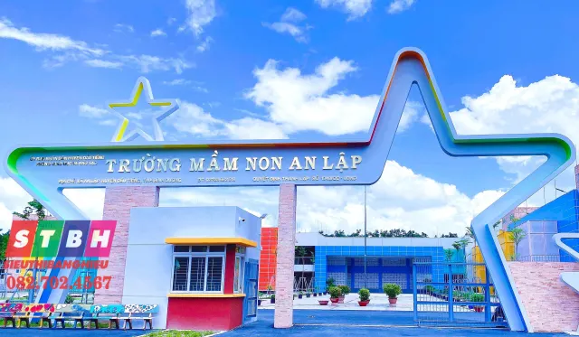 Bảng hiệu trường học đẹp, tỉ lệ cân đối giữa logo và nội dung