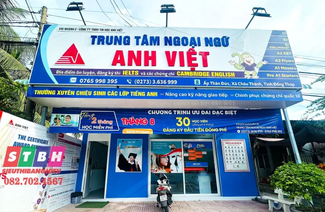 Bảng hiệu trung tâm ngoại ngữ hiện đại với chữ nổi và đèn LED.