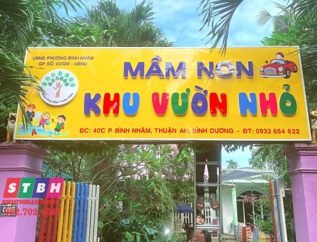 Bảng hiệu trường mầm non với màu sắc tươi sáng và hình ảnh thân thiện.