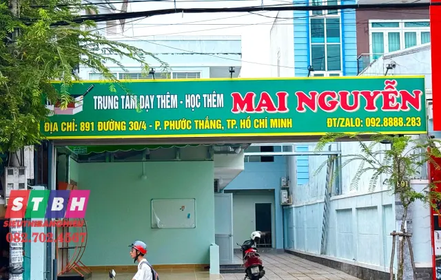 Bảng hiệu lớp dạy thêm dễ nhận diện với thiết kế đơn giản, chữ lớn rõ ràng.