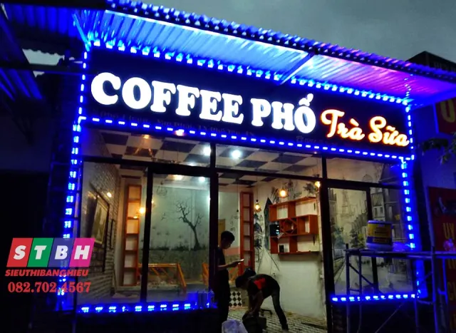 Bảng hiệu nước giải khát tươi mát với tông xanh và cam sinh động.