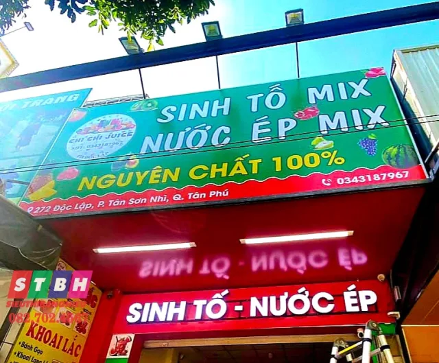 Bảng hiệu sinh tố nước ép với hình ảnh ly sinh tố và trái cây tươi nổi bật.