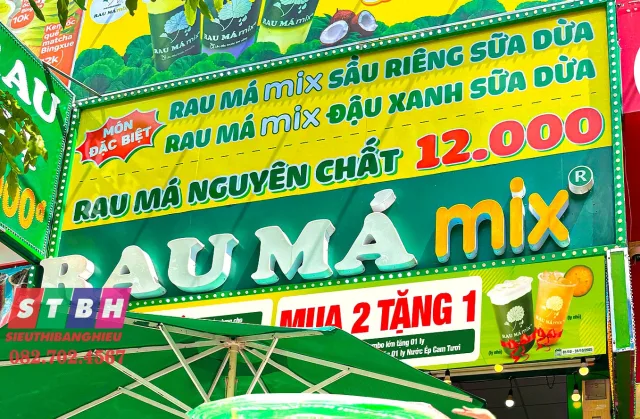 Bảng hiệu quán rau má với màu xanh tự nhiên, thiết kế sạch và gần gũi.