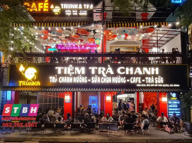 Bảng hiệu trà chanh trẻ trung, màu sắc tươi sáng, phong cách đường phố.