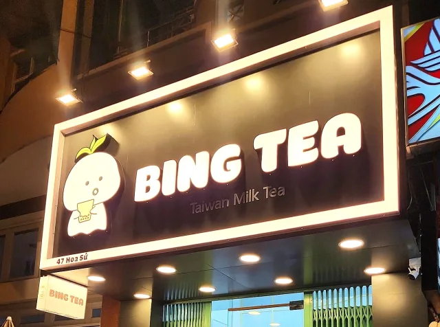 Bảng hiệu trà sữa hiện đại với màu sắc trẻ trung và đèn LED viền sáng.