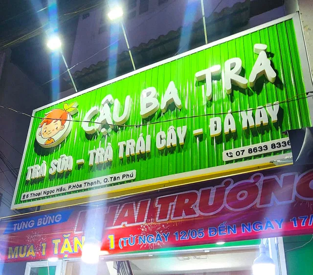 Bảng hiệu trà trái cây tươi sáng, phong cách trẻ trung, sử dụng hình trái cây nổi bật.