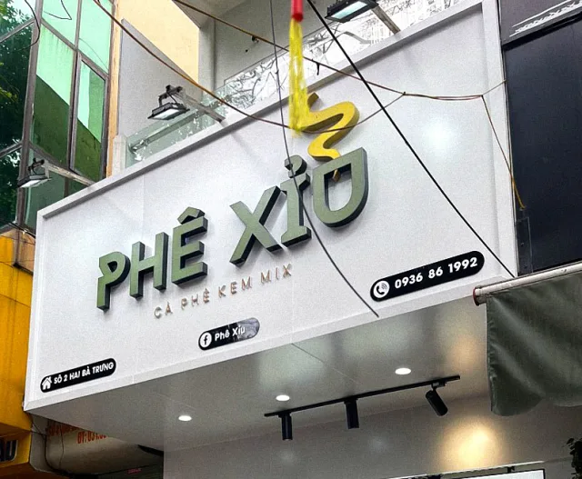 Bảng hiệu cà phê phong cách chill, tông màu nâu – đen sang trọng.