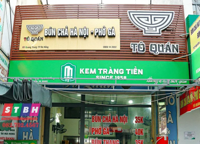 Bảng hiệu quán phở truyền thống với hình tô phở nóng hổi.