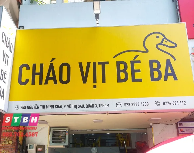 Bảng hiệu cháo vịt dân dã, hình con vịt dễ nhận biết.
