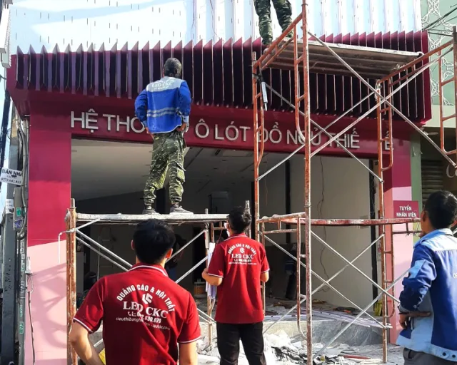 Thi công và lắp đặt bảng hiệu