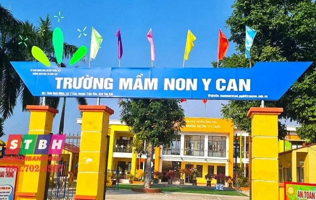 Bảng hiệu trường mầm non với màu sắc bắt mắt, dễ thương