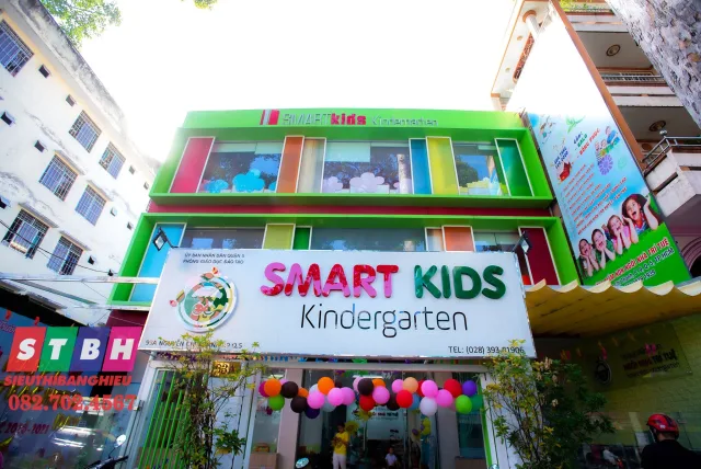 Bảng hiệu trường mầm non Alu chữ nổi mica