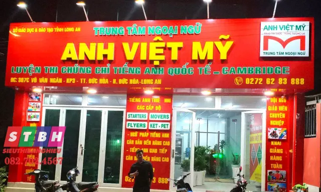 Bảng hiệu trung tâm ngoại ngữ sang trọng phù hợp giáo dục