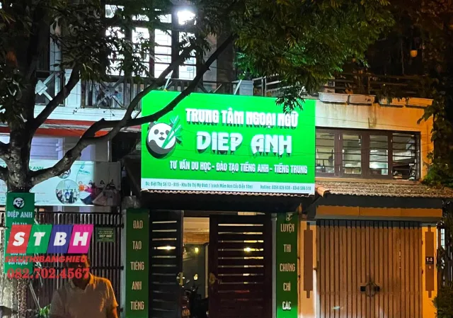 Bảng hiệu trung tâm ngoại ngữ uy tín thể hiện sự bài bản