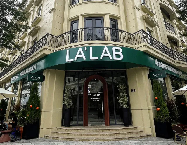 Thi công bảng hiệu trà sữa đúng kích thước mặt tiền