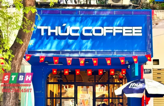 Bảng hiệu cà phê sang trọng giúp quán dễ nhận diện