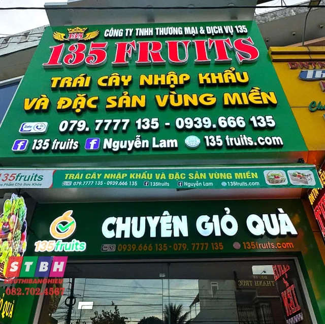 Bảng hiệu trái cây hỗ trợ thu hút khách đi bộ