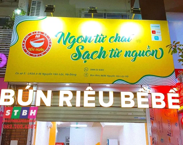 Mẫu biển bún riêu cua thu hút người đi đường