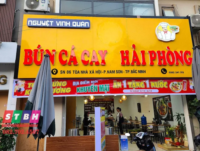 Bảng hiệu quán bún cá có đèn chiếu sáng ban đêm
