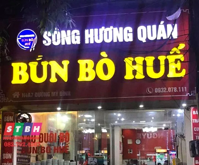 Bảng hiệu quán bún bò Huế dễ nhìn từ xa