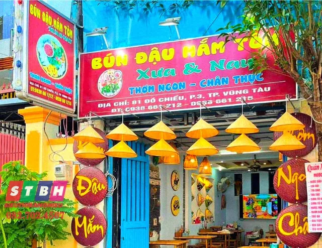 Bảng hiệu bún đậu mắm tôm nổi bật ban đêm