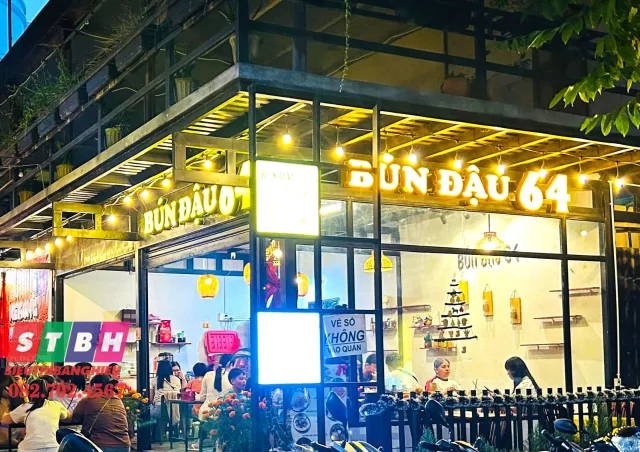 Bảng hiệu bún đậu mắm tôm ánh sáng nổi bật