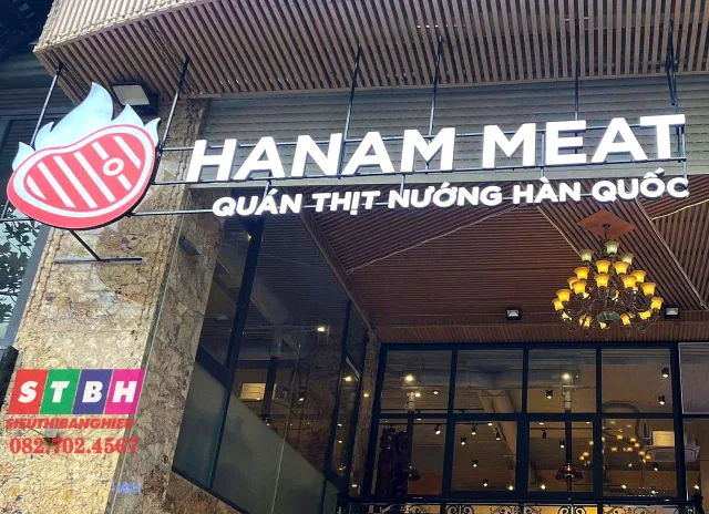Quán ăn Hàn Quốc bảng hiệu nổi bật mặt tiền