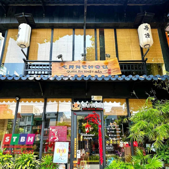 Bảng hiệu quán Nhật Bản gỗ và đèn vàng ấm