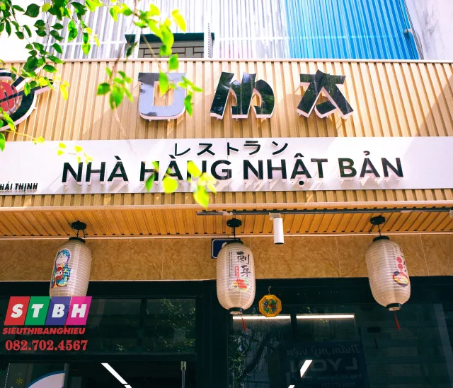 Bảng hiệu treo trước quán ăn Nhật Bản
