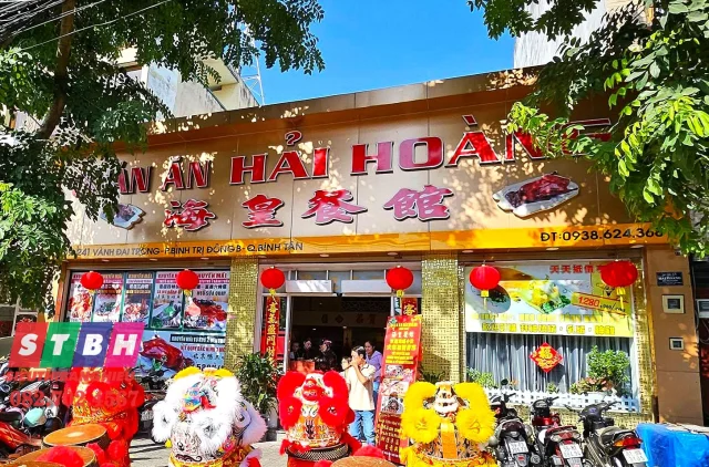 Bảng hiệu quán người Hoa nổi bật với đèn LED ban đêm