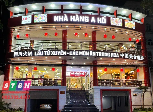 Bảng hiệu quán người Hoa alu chữ nổi sang trọng