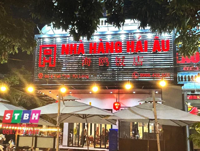 Bảng hiệu quán người Hoa nổi bật với chữ Hán cổ điển