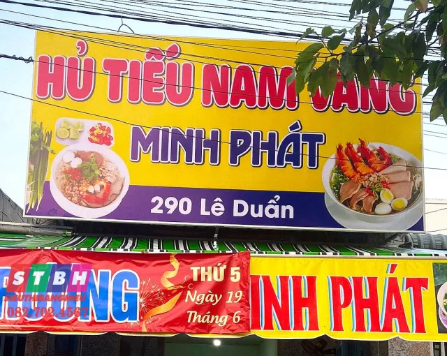 Bảng hiệu hủ tiếu có hình ảnh minh họa món ăn