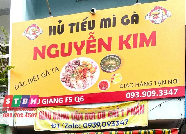 Biển quảng cáo hủ tiếu giúp tăng lượng khách