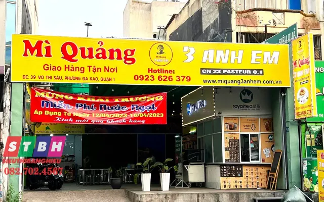 Gợi ý bảng hiệu đẹp cho tiệm mì Quảng vỉa hè
