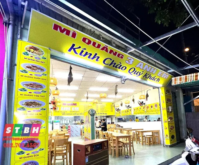 Bảng hiệu quán mì Quảng thu hút ánh nhìn