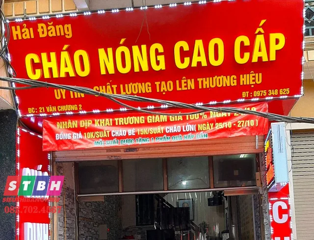 Quán cháo dinh dưỡng với bảng hiệu nổi bật, hút khách