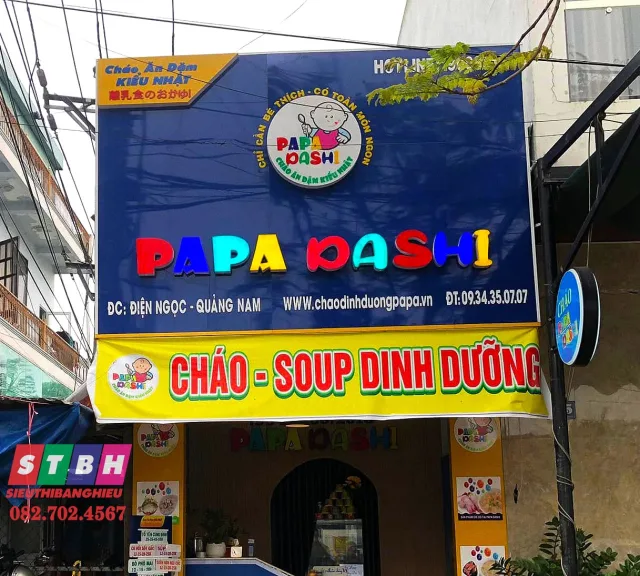 Quán cháo dinh dưỡng nổi bật với bảng hiệu tươi sáng