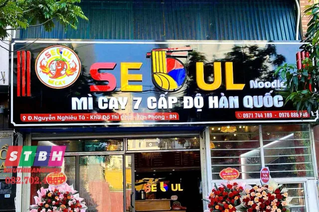 Bảng hiệu mì cay mặt tiền nổi bật dễ nhận diện