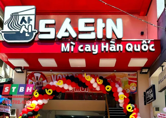 Bảng hiệu mì cay thiết kế độc đáo không bị trùng lặp