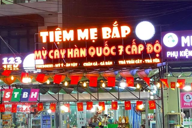 Bảng hiệu mì cay giúp quán đông khách hơn