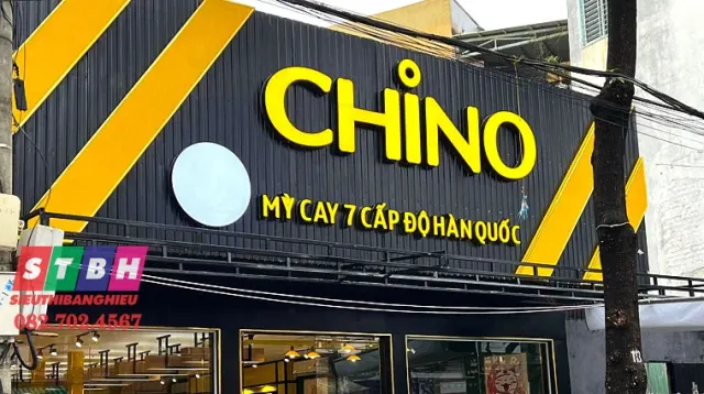 Bảng hiệu mì cay tạo điểm nhấn cho mặt tiền quán