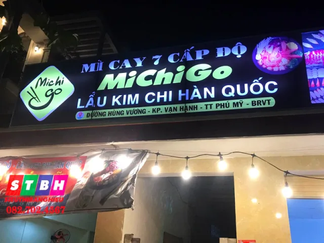 Bảng hiệu mì cay thi công nhanh gọn đúng tiến độ