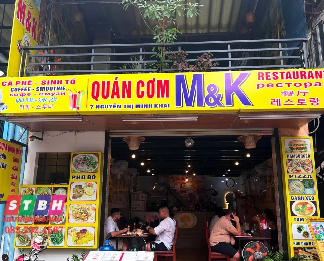 Bảng hiệu quán cơm bình dân