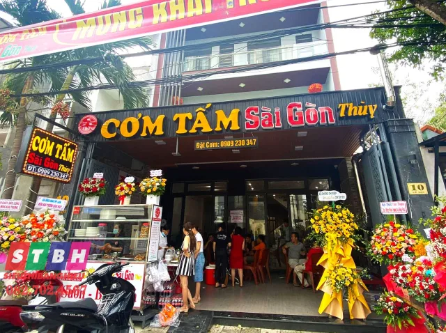 Bảng hiệu quán cơm trưa