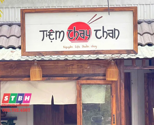 Bảng hiệu quán chay sang trọng, tạo cảm giác tin cậy