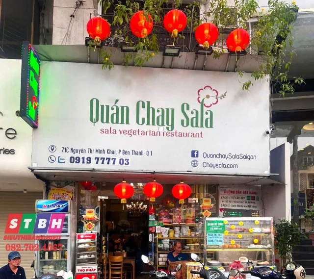 Bảng hiệu quán chay chữ nổi rõ ràng, dễ đọc